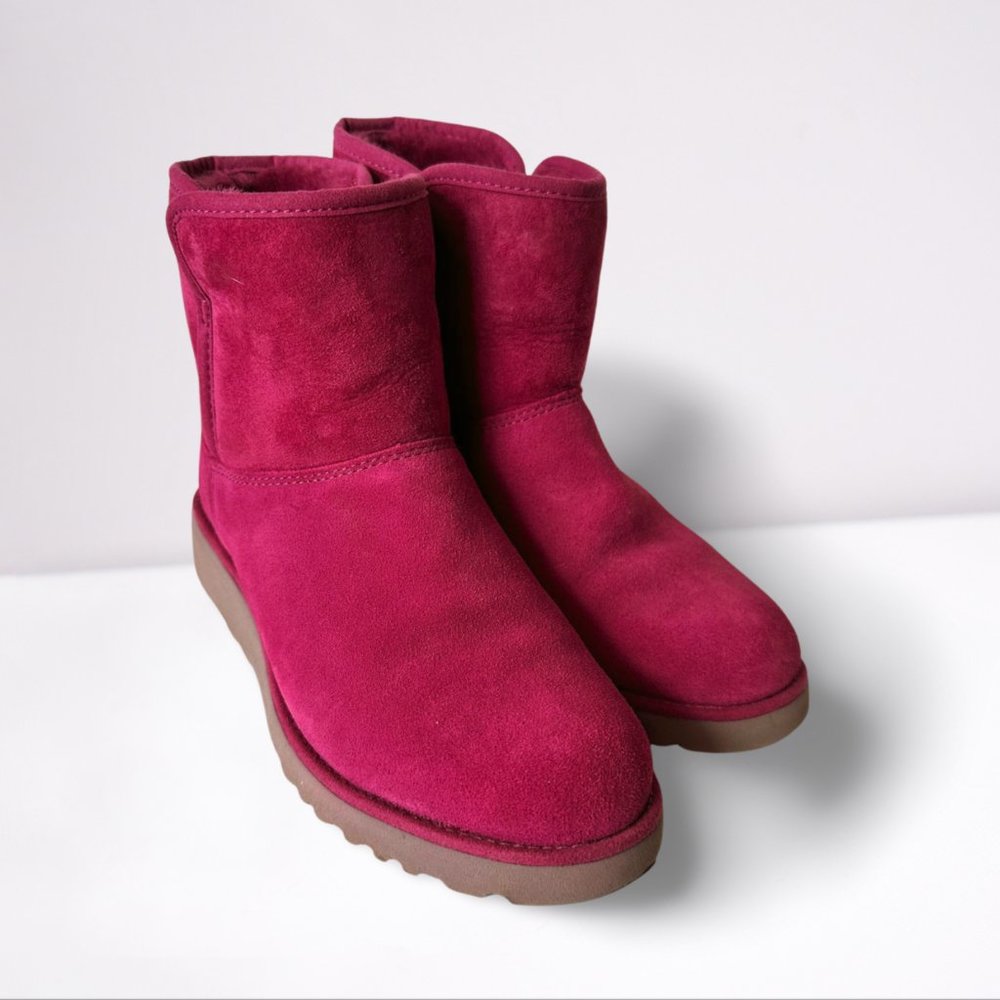 NEW Ugg Kristin Boot in Fuschia - size 7